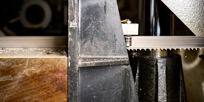 تیغ اره نواری در حال برش انواع فولاد