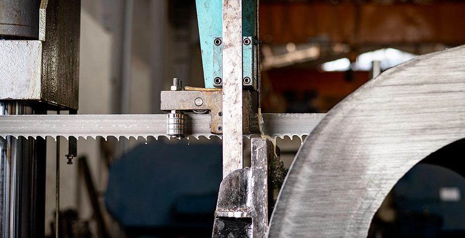 تیغ اره نواری m42 پیلانا در حال برش فولادتو خالی در کارخانه برش فولاد