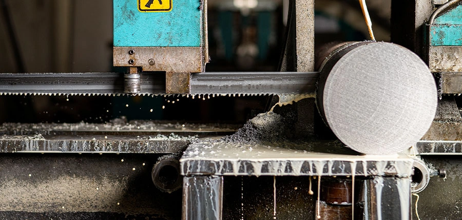 تیغ اره m51 تایگر در حال برش قطعات سخت فولاد در کارخانه فولاد